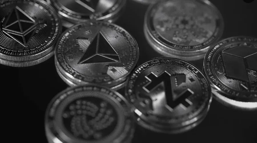 Аналитик CryptoQuant предупреждает о критической фазе для альткоинов