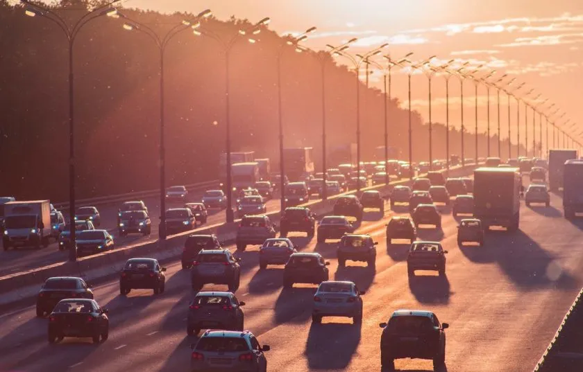 Patrones visuales confunden IA de cámaras y hacen autos 'invisibles' tras 31 millones de pruebas