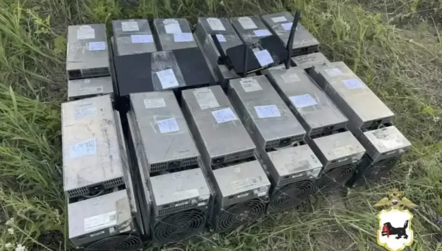 Неизвестные спрятали майнинговую ферму в сибирском лесу