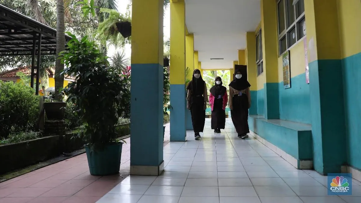 Modal Cangkul, Guru SD Dapat Harta Karun Miliaran di Halaman Sekolah