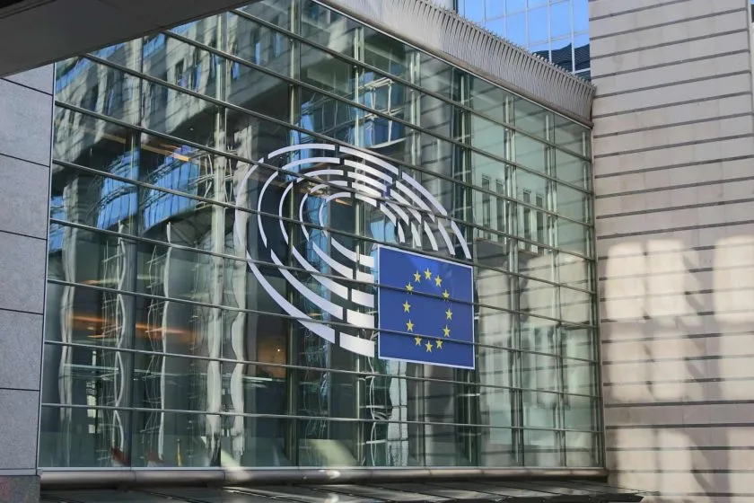 Parlamento Europeo pide evaluar regulación para DeFi, staking, NFT y préstamos cripto