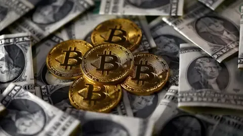 بيتكوين قرب 77 ألف دولار وسط مكاسب قوية لـ FIL وBTW في أسبوع حاسم