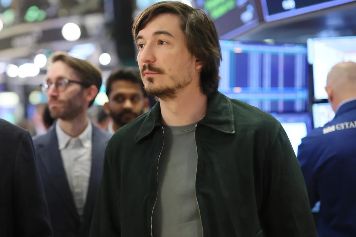 Robinhood's Vlad Tenev challenges AMC CEO on stock token oversight