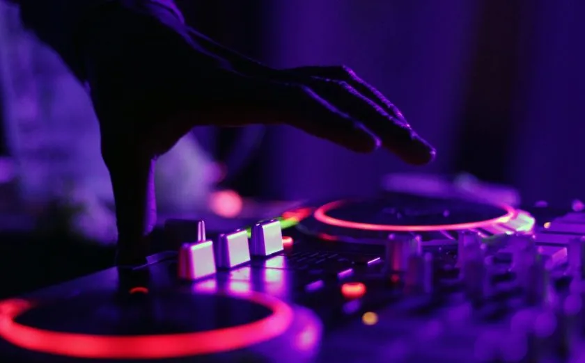 Suno implementa medidas para etiquetar música con IA y limitar descargas