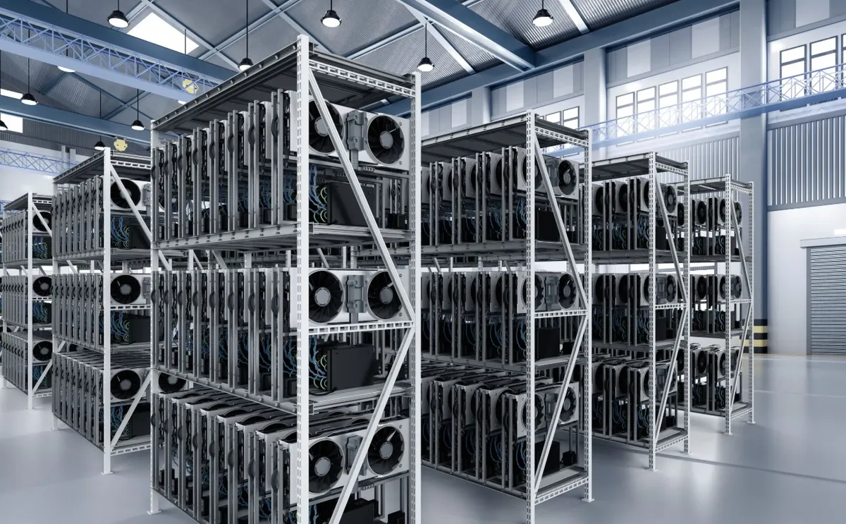 شركات تعدين البيتكوين تبيع ما تعدنه مدفوعة بضغط التكاليف رغم ارتفاع الأسعار: التفاصيل