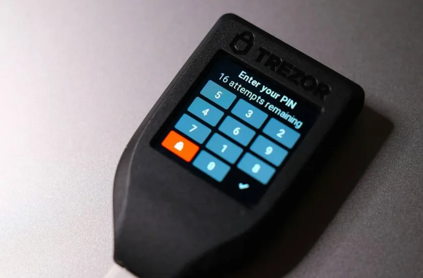 Trezor responde a ZachXBT y defiende las billeteras de hardware frente a las críticas