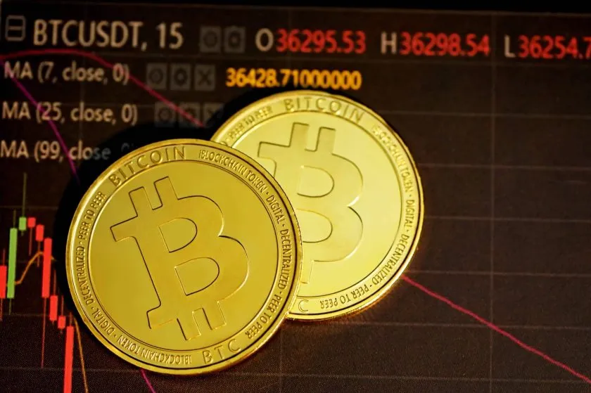 Bitcoin enfrenta presión en medio de éxodo institucional y sin señales claras de fondo