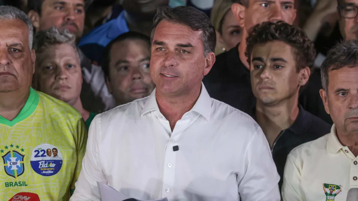 Ministro do TSE usa caso de criptomoedas em propaganda eleitoral para enquadrar Flávio Bolsonaro, Nikolas Ferreira, Pablo Marçal e redes Meta e X com multas de até R$ 500 mil