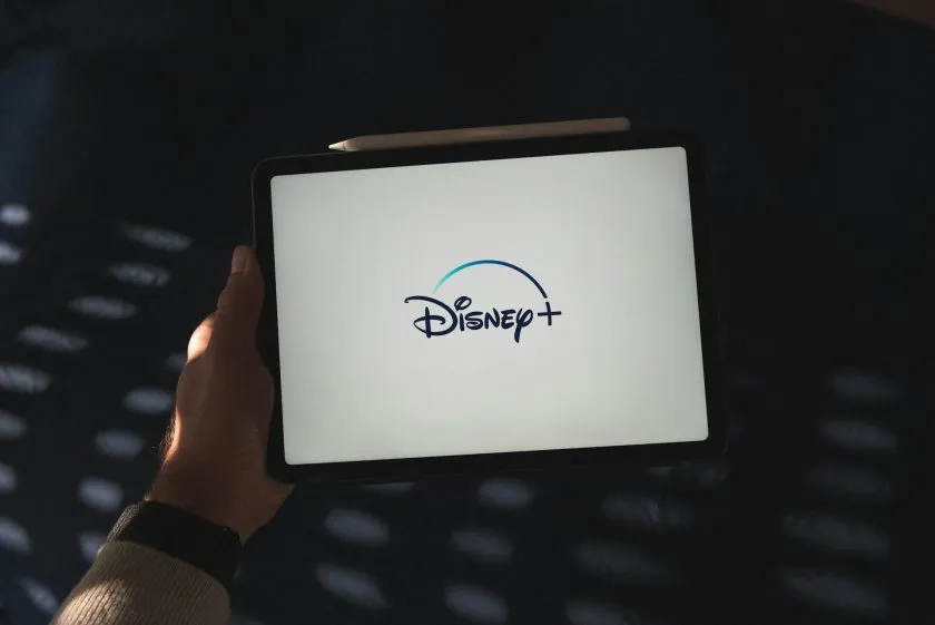 Disney+ estudia un plan gratuito para enfrentar el auge del streaming con publicidad
