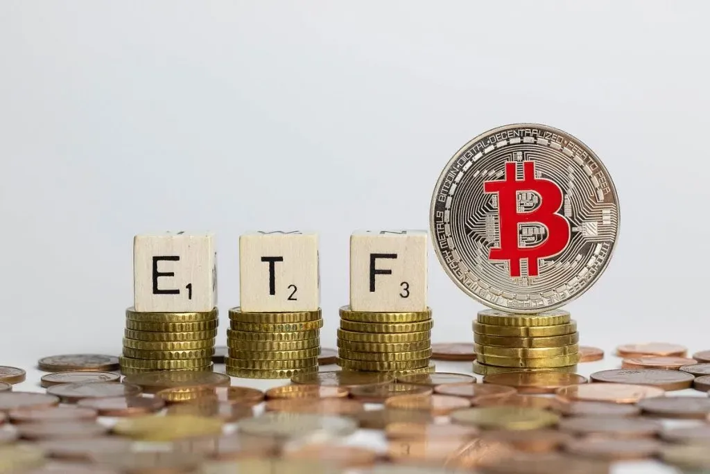 Bitcoin 77 Bin Doları Aştı: 331M ETF Çıkışı, Truth Social Başvuruyu Çekti
