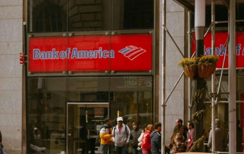 Bank of America dijo que la IA no amenazaba empleos, pero luego hizo 1.000 despidos