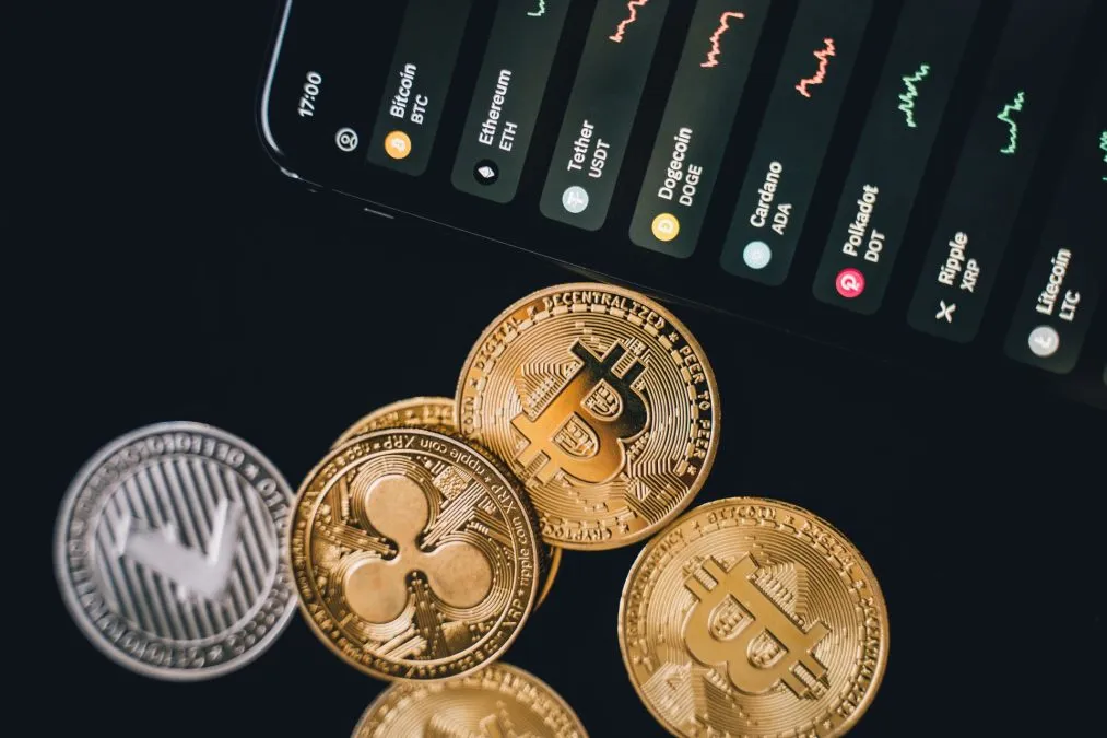União Europeia aplica primeira multa contra corretora de criptomoedas com base na regulação MiCA