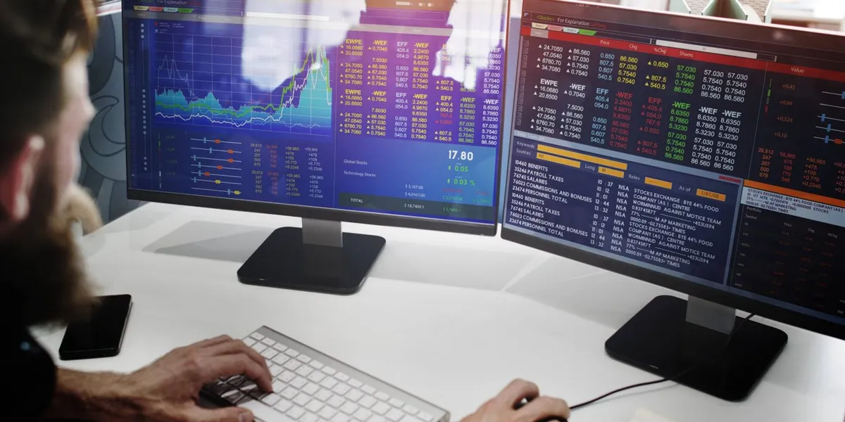 Bitcoin outperforms S&P 500 with 2.6% rise against 0.5% fall