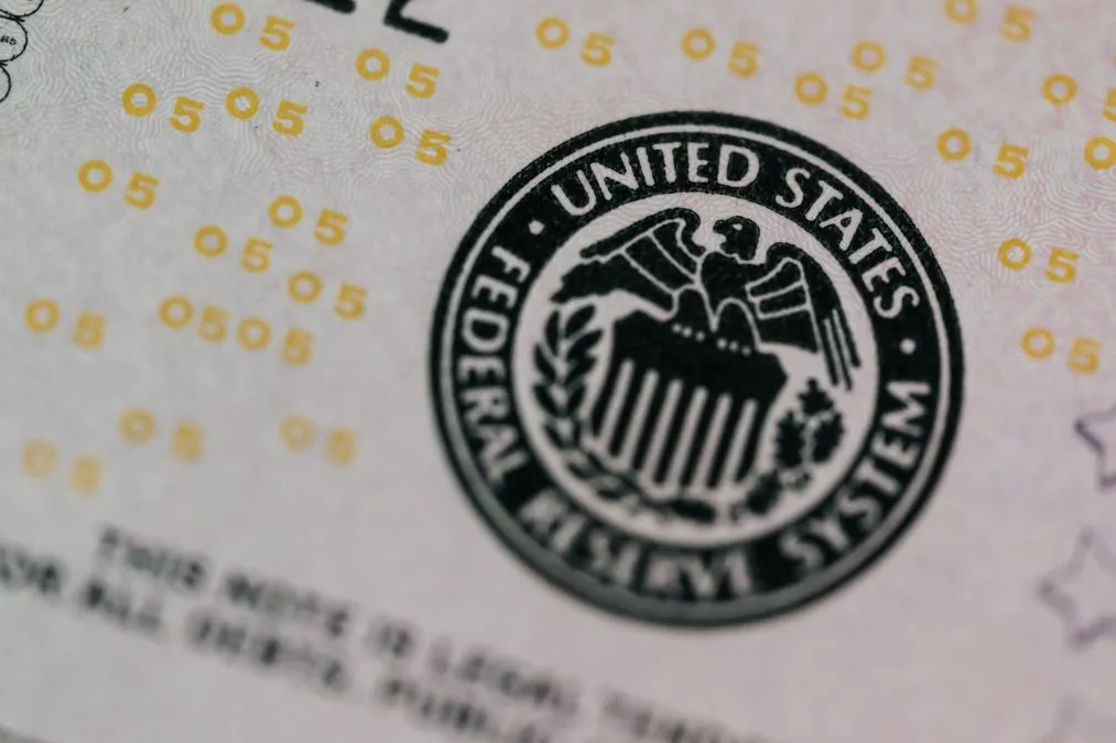Fed mantém taxa de juros inalterada em votação unânime e mercado aguarda falas de Kevin Warsh