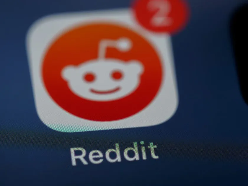 Las acciones de Reddit caen 9% ante el vencimiento de su acuerdo de IA con Google
