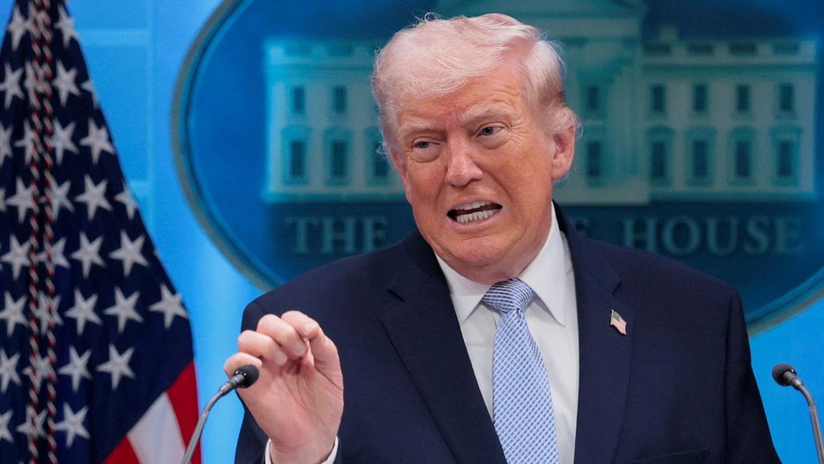 Trump Menggila! Minta Duit Militer US$1,5 T, 15 Saham Ini Auto Cuan