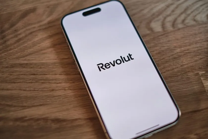 Revolut integra asistentes de IA para trading cripto con indicaciones de texto