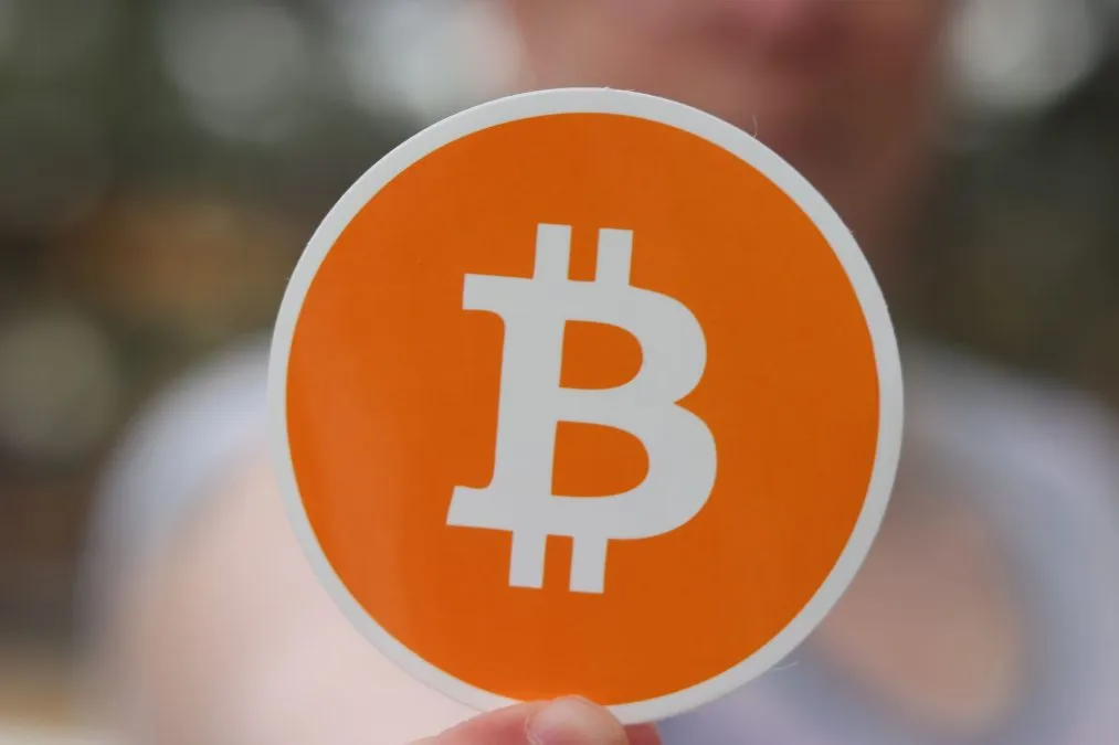 Bitcoin registra 25% de alta em agosto, maior desde vitória de Trump em 2024