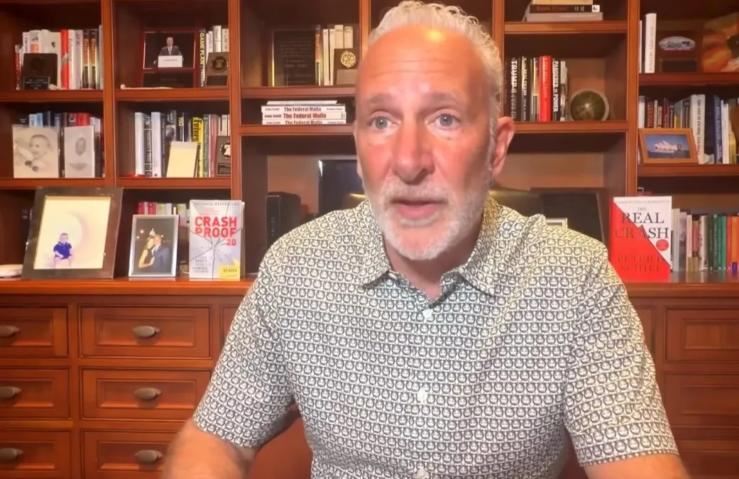 Peter Schiff se diz arrependido de não comprar Bitcoin, mas segue recomendando venda da criptomoeda