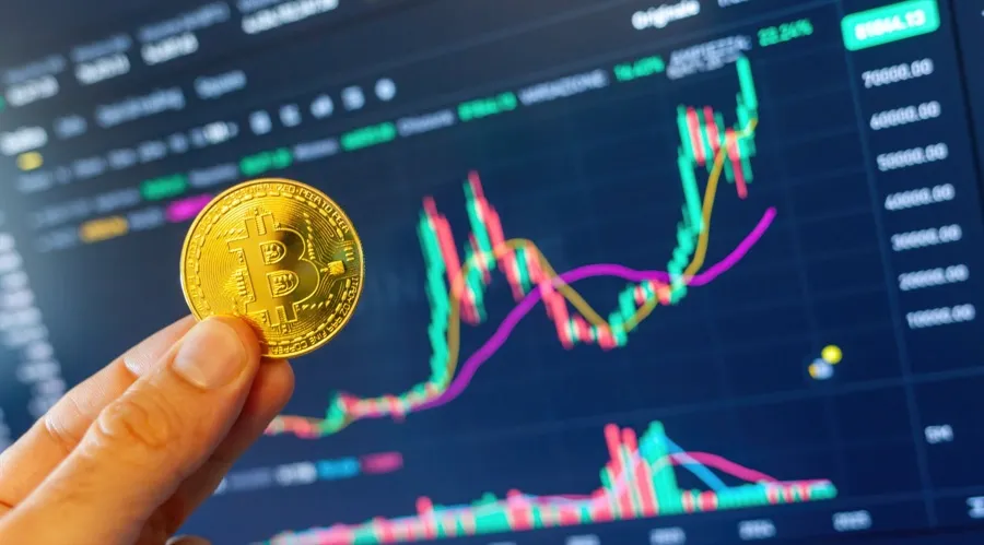 البيتكوين يتحرك بين 83 و85 ألف دولار وQNT وPUMP تدفعان العملات البديلة للصعود