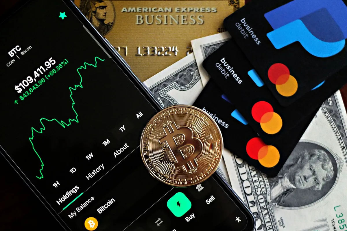 Fraude com cartões clonados e bitcoin leva americano a 4 anos de prisão