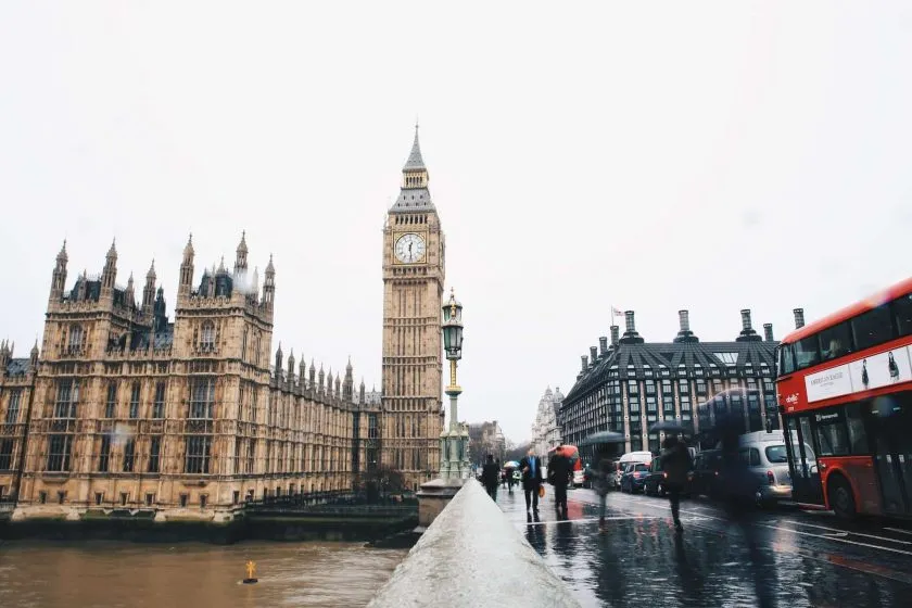 Parlamento británico investiga si los bancos están bloqueando a las empresas cripto