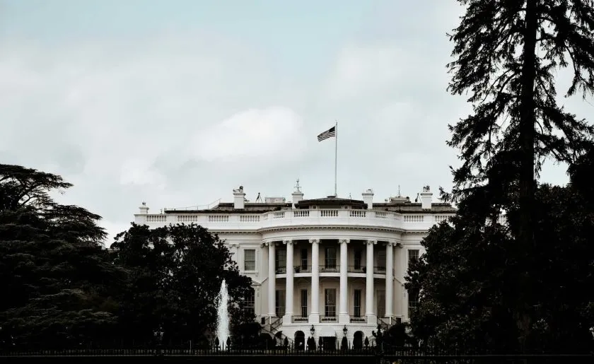 Casa Blanca y Anthropic negocian reglas para medir riesgos de seguridad en modelos IA