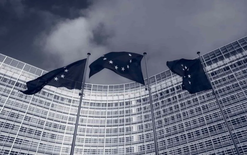 Ley MiCA favorece a los bancos y expulsa a las startups cripto de Europa, advierte CTO de Ledger
