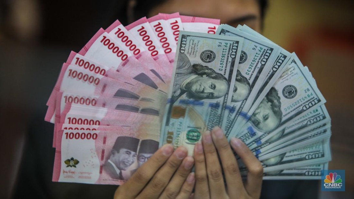 Rupiah Sentul Level Terlemah Baru, Dolar AS Tembus Rp17.100