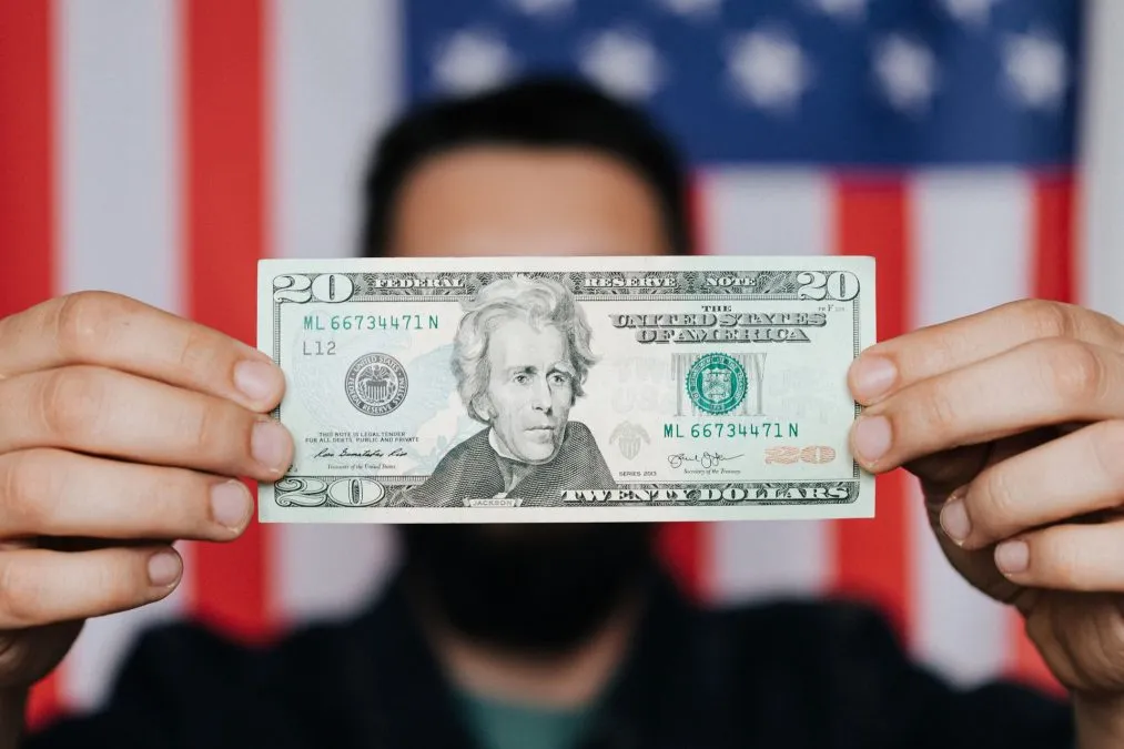 Empregos nos EUA crescem 162 mil em agosto e pressionam Bitcoin a cair 2%